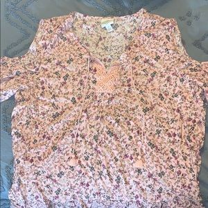 Keyhole/ bell sleeve top.